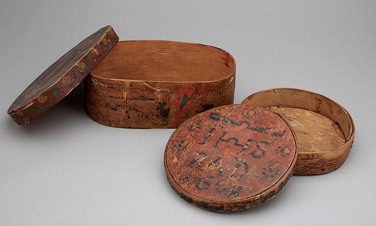 SVEPASKAR, 2 st, allmoge, bär dat 1668 samt 1781.