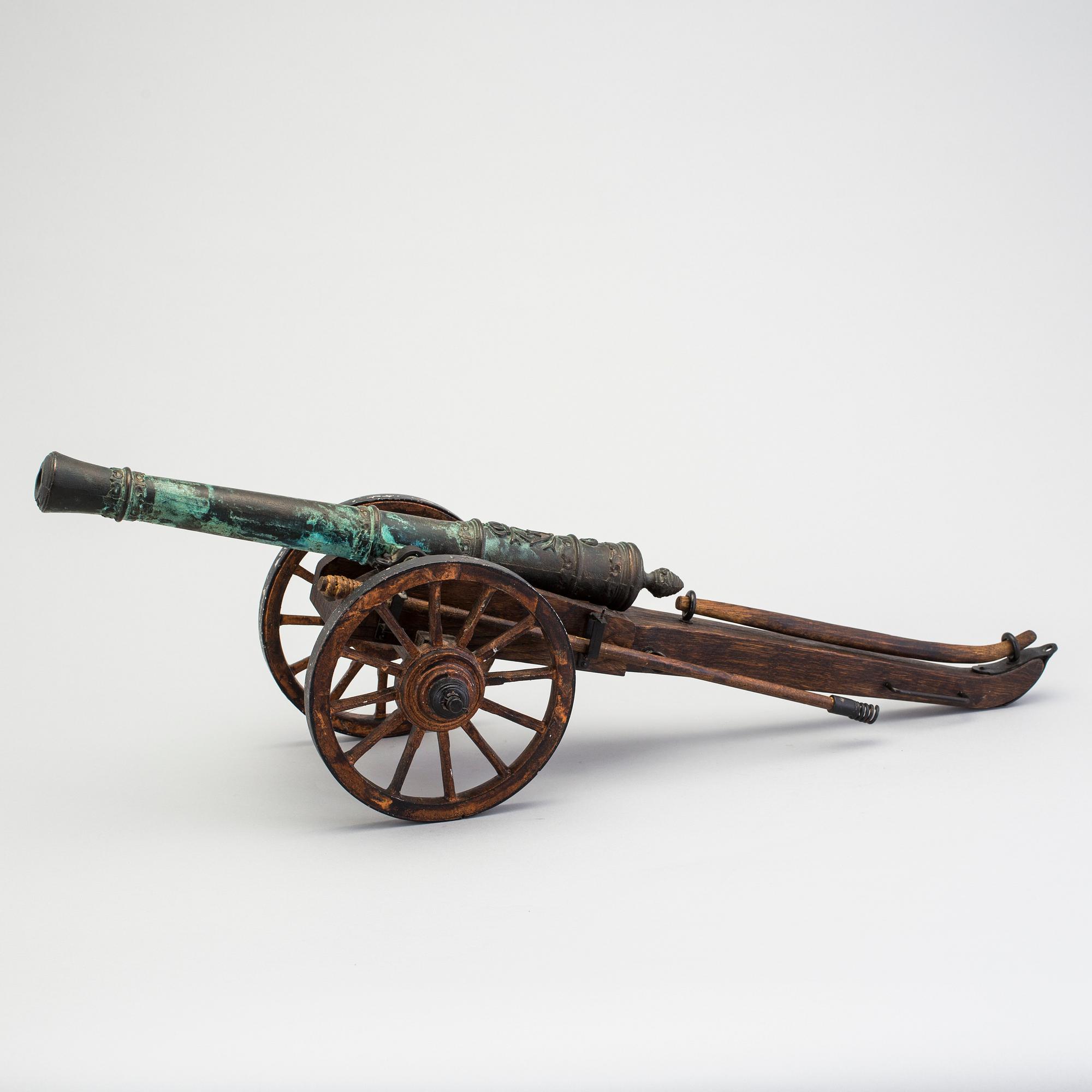 MODELLKANON, brons, kopia av fältkanon med Karl XII monogram, Svensk Metallkonst, Carlscrona, 1900-talets andra hälft.