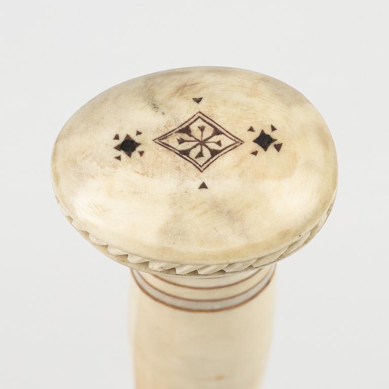 A reindeer horn knife by Sven-Erik Lampinen.