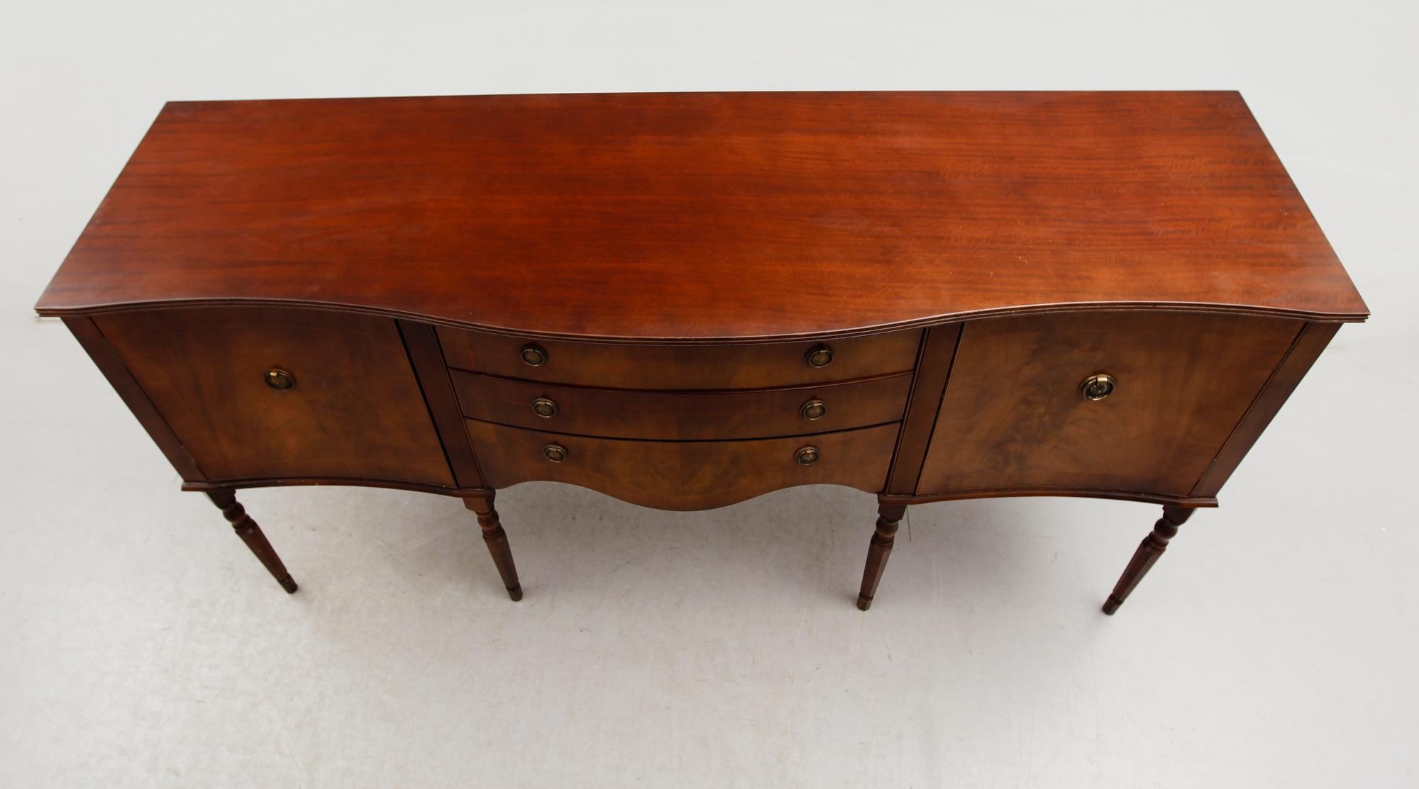 SIDEBOARD, England, 1900-talets andra hälft.