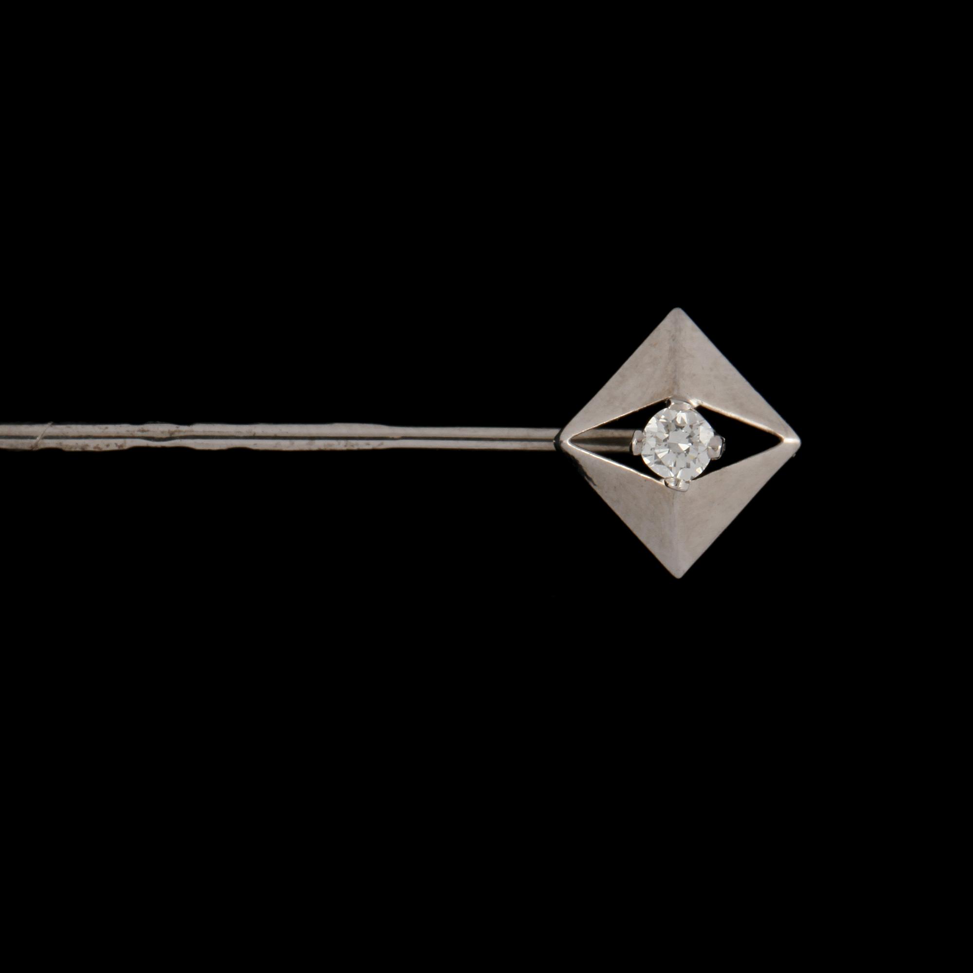 KRAVATTNÅL, 18k vitguld med briljantslipad diamant 0.03 ct, Per Dåvik, Alton, Falköping. Vikt 0,5 g.