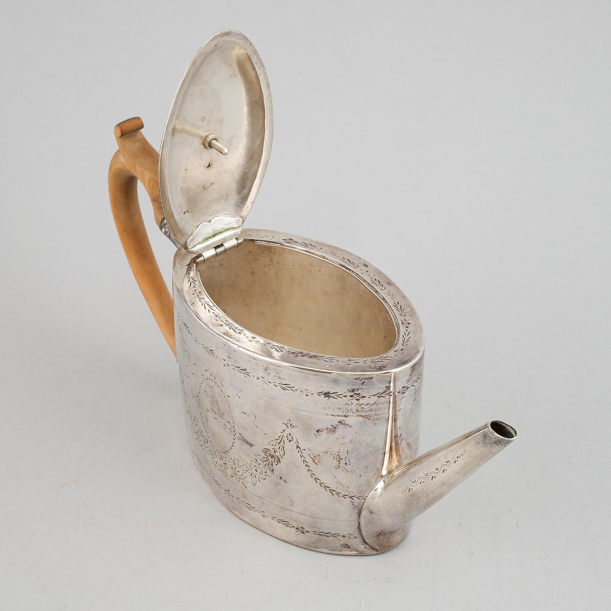 TEKANNA, silver, London, 1824. Vikt cirka 354 gram totalt.