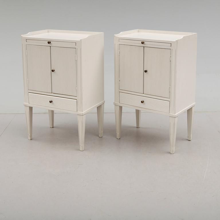 SÄNGBORD, 1 par, gustaviansk stil, 1900-talets andra hälft.