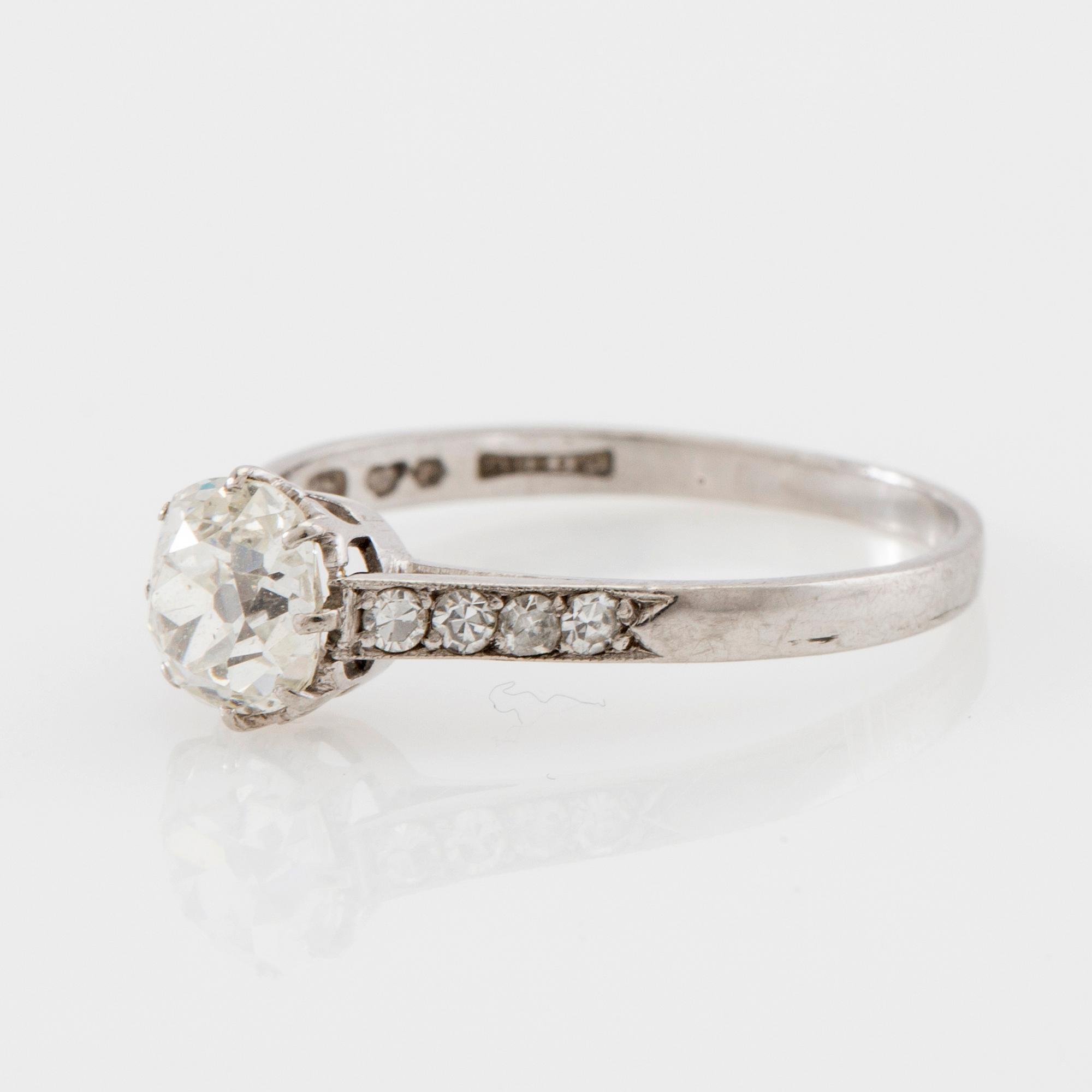Ring av platina med en ovalt gammalslipad diamant samt mindre enkelslipade diamanter, CG Hallberg Göteborg 1937.