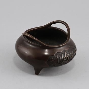 TRIPOD, brons Kina, märkt med Xuande sex karaktärers märke, 1900-tal.