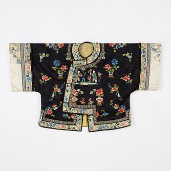 A Chinese silk jacket, first half of the 20th century.