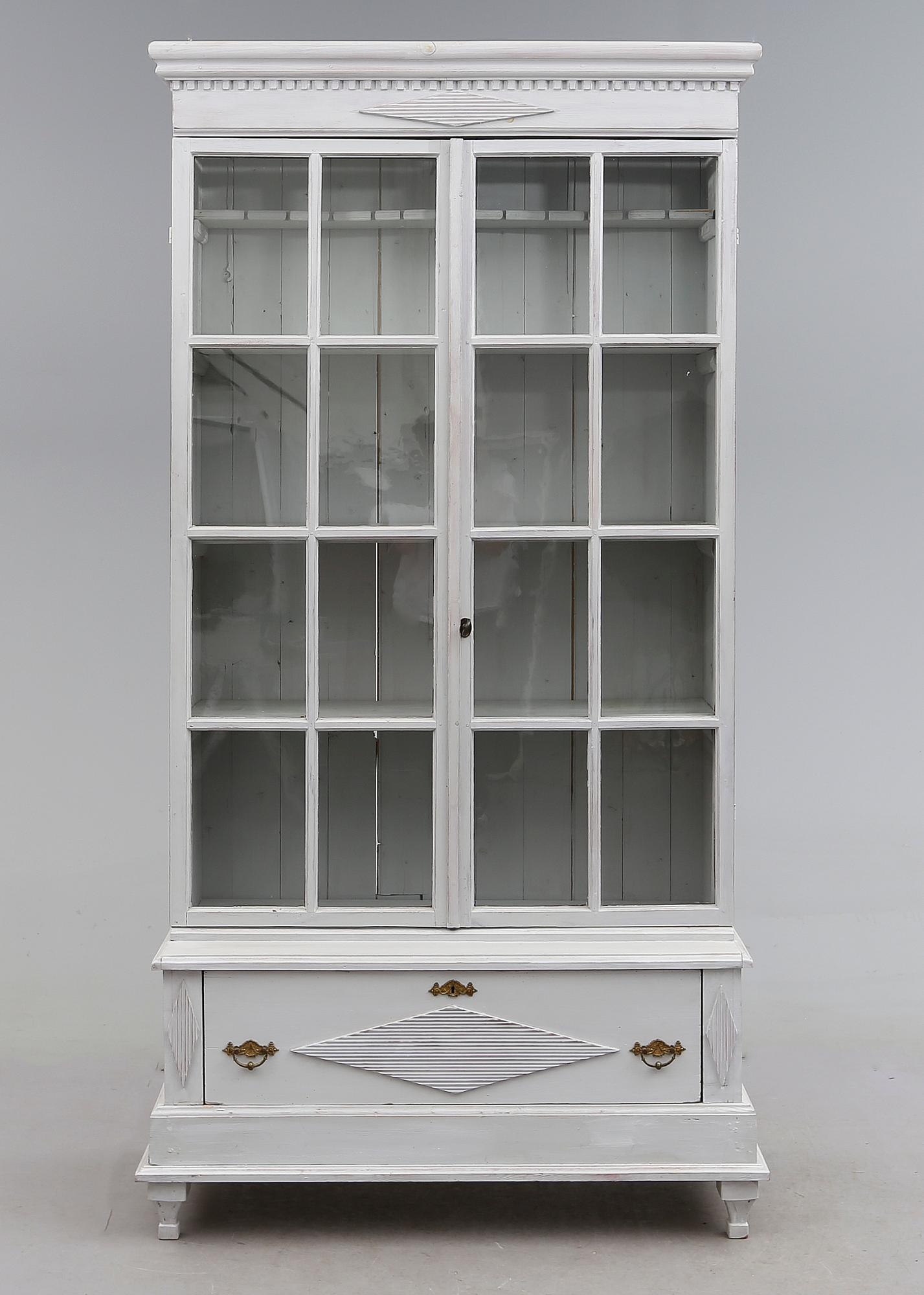 VITRINSKÅP, gustaviansk stil, omkring år 1900.