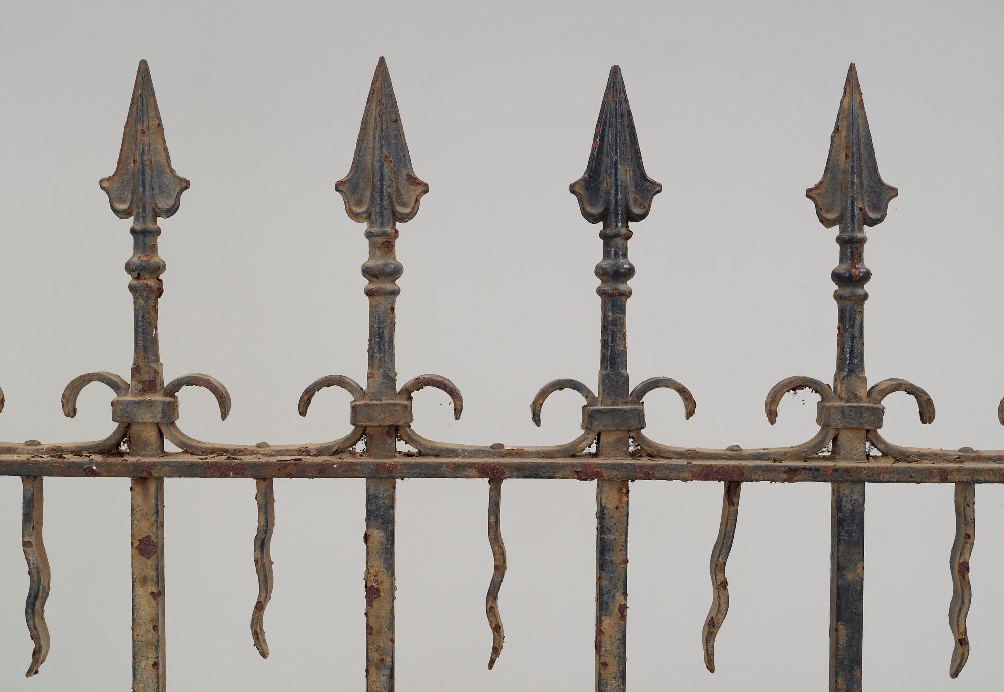 STAKET SAMT GRINDAR, ett par, gjutjärn, 1900-talets första hälft.