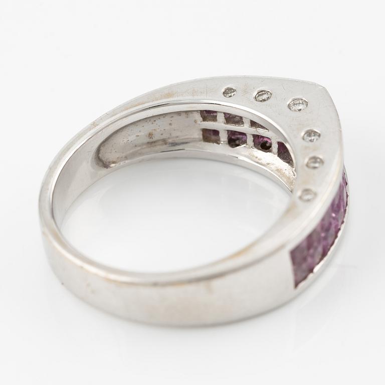 Ring med 18K vitguld med rosa safirer och runda briljantslipade diamanter.