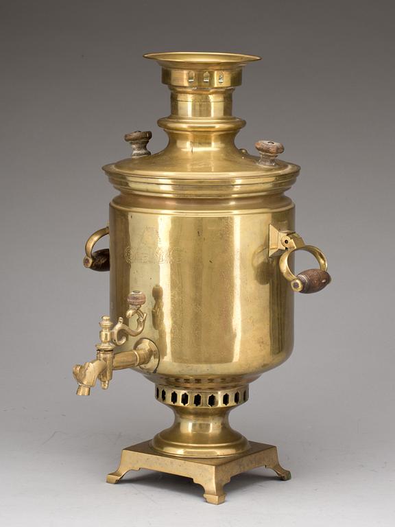 SAMOVAR, mässing. Ryssland, omkring 1900.