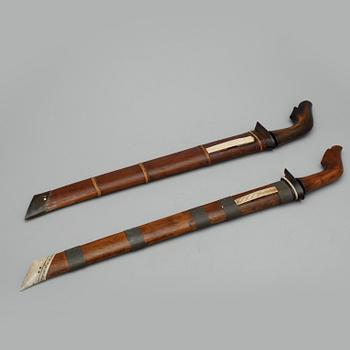 DOLK samt KLEWANGER, 4 st, Indonesien, 1900-talets början.