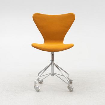 Arne Jacobsen, skrivbordsstol "Sjuan", Fritz Hansen Danmark, 1950-60-tal.