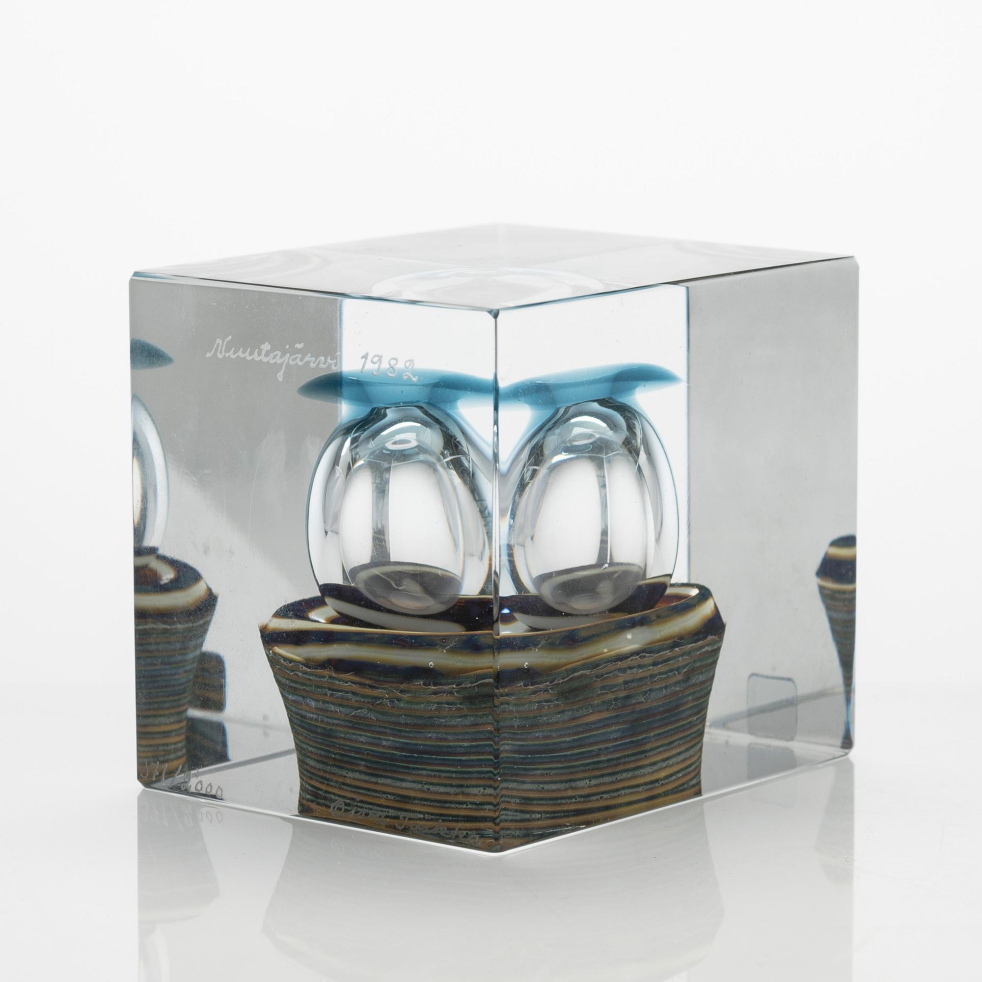 Oiva Toikka, årskub, signerad Oiva Toikka, Nuutajärvi 1982, numrerad 371/2000.