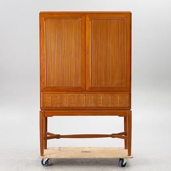 Skåp, Swedish Modern, sannolikt utfört av snickarmästare Hjalmar Jackson eller Hjalmar Wikström, Stockholm, 1940-tal.