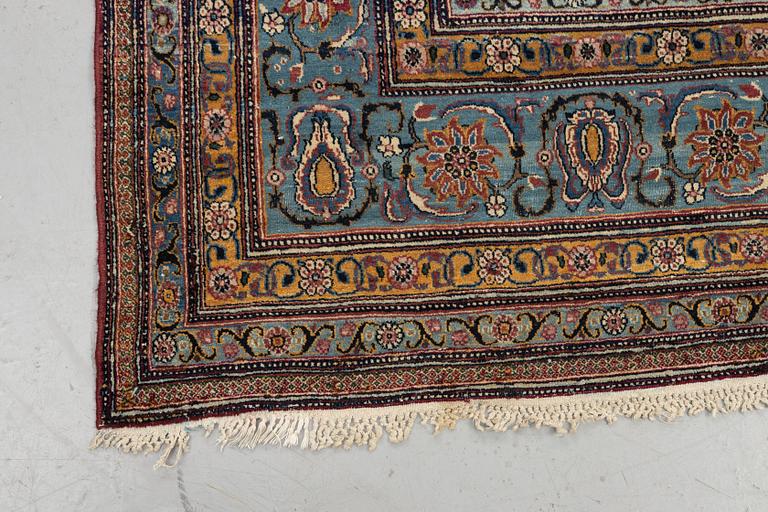 A semi-antique Tehran carpet, ca 384,5 x 288 cm.