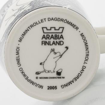 Muminmugg, "Mumintrollet dagdrömmer", porslin, Moomin Characters, Arabia 2005.
