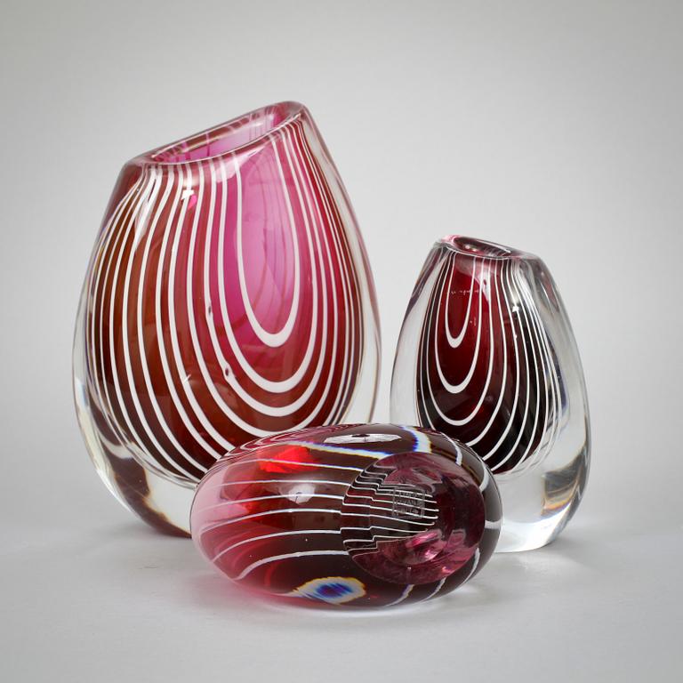 VASER, 3 st, glas Vicke Lindstrand "Zebra" Kosta.