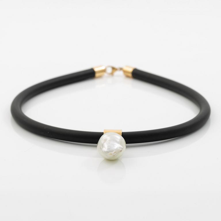 Necklace 18K gold with a cultured freshwater pearl and rubber, Rolf Karlsson Stockholm 2007.