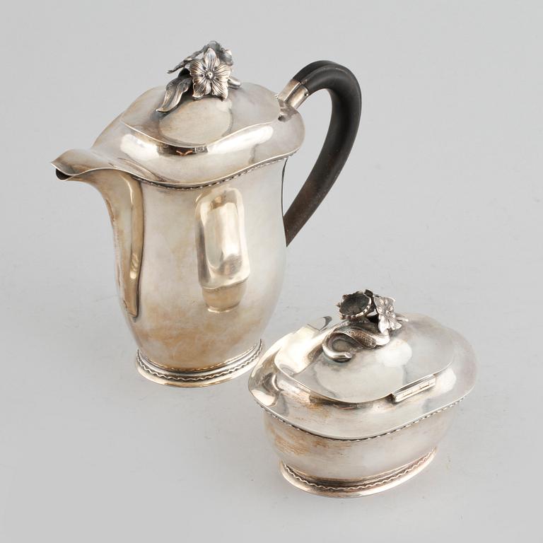 A koffee set in silver in two pieces by Erik Råström from Stockholm from 2947, weight 1040 grams.