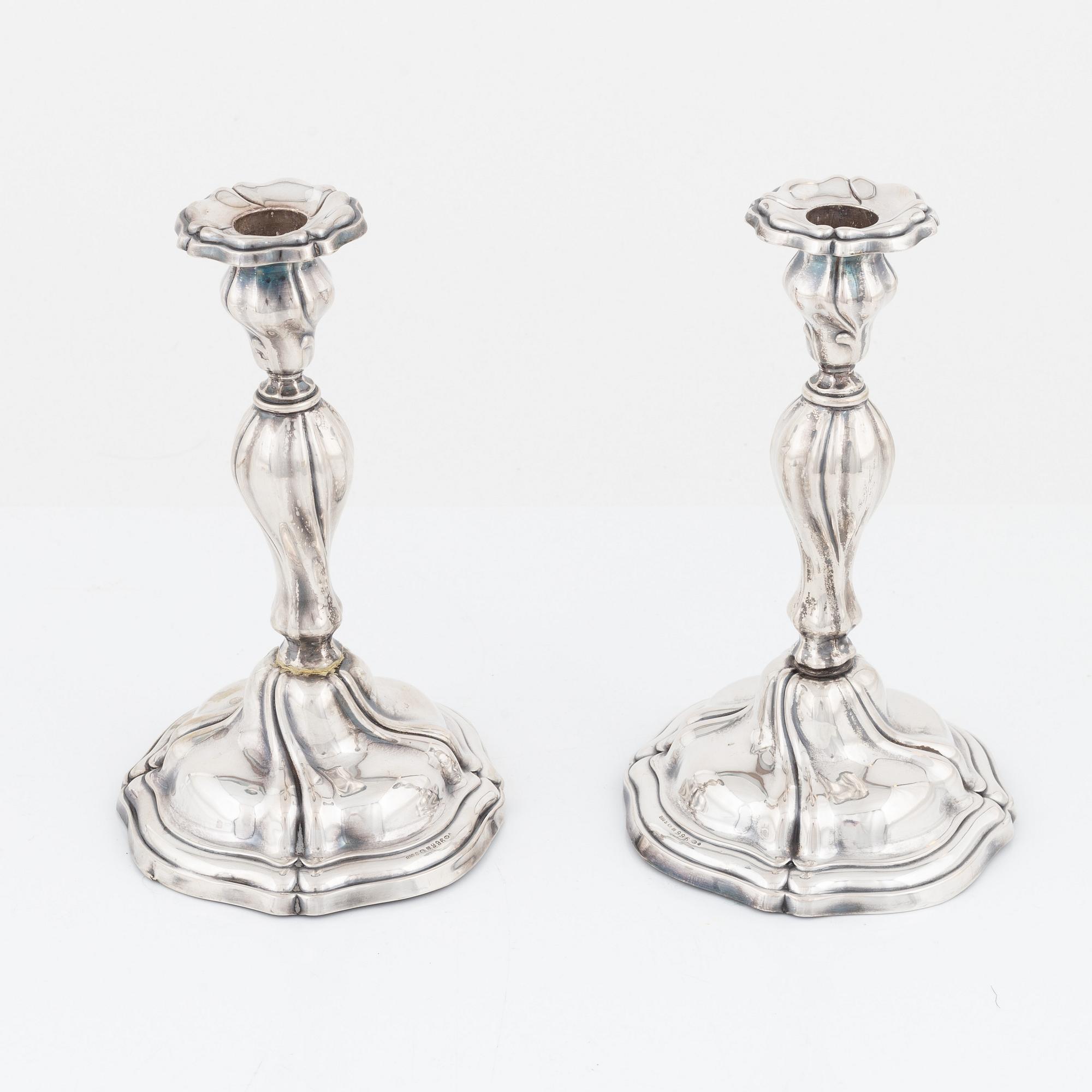 Ljusstakar, ett par, silver, rokokostil, Norge, svenska importstämplar, 1900-talets första hälft.