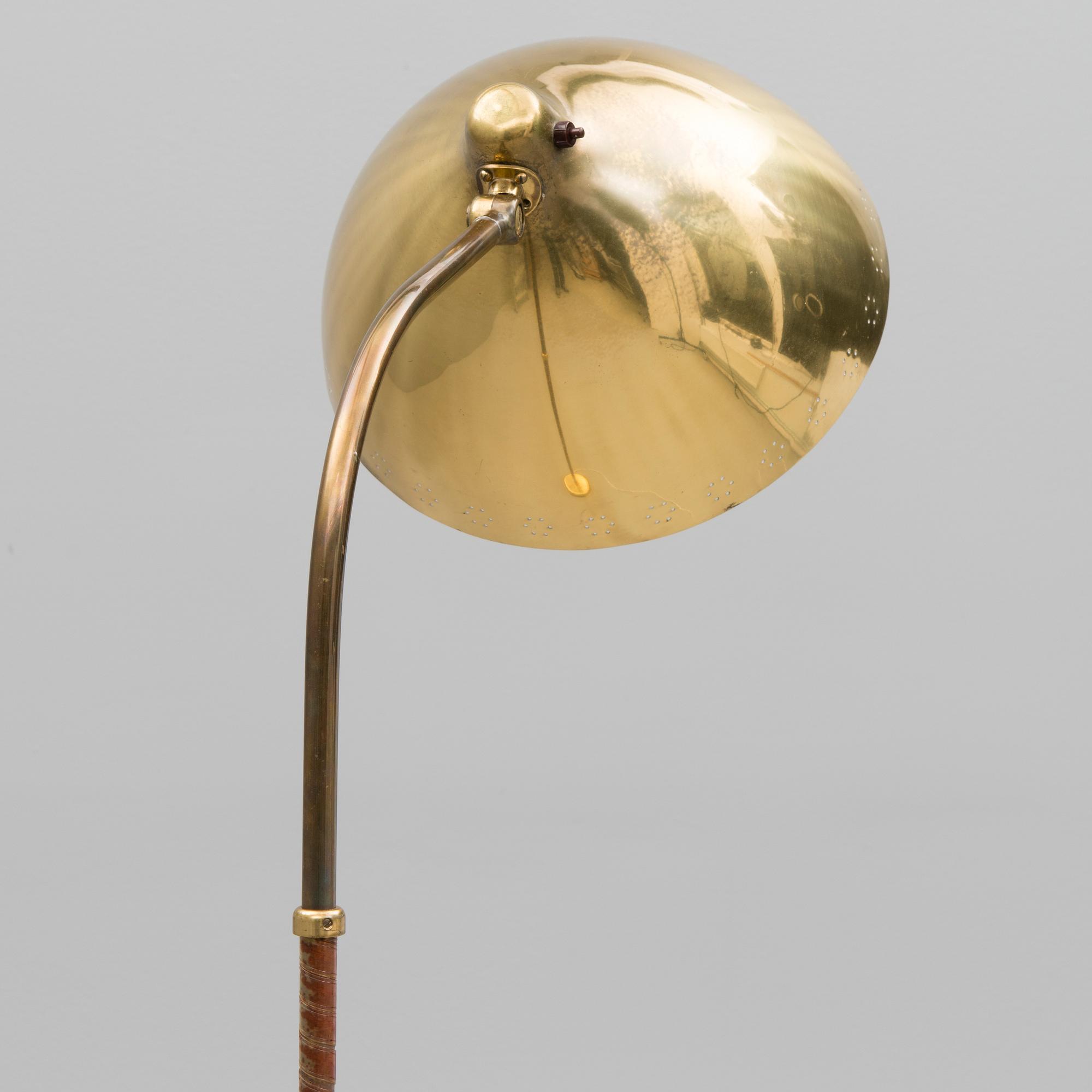 Lisa Johansson-Pape, Golvlampa, modell 2062, Stockmann Orno, 1900-talets mitt.