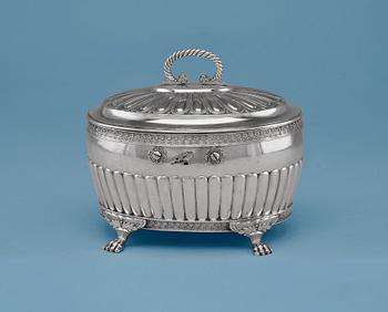 606. SOKERILIPAS, hopeaa. Gustaf Folcker Tukholma 1833. Paino 682 g.