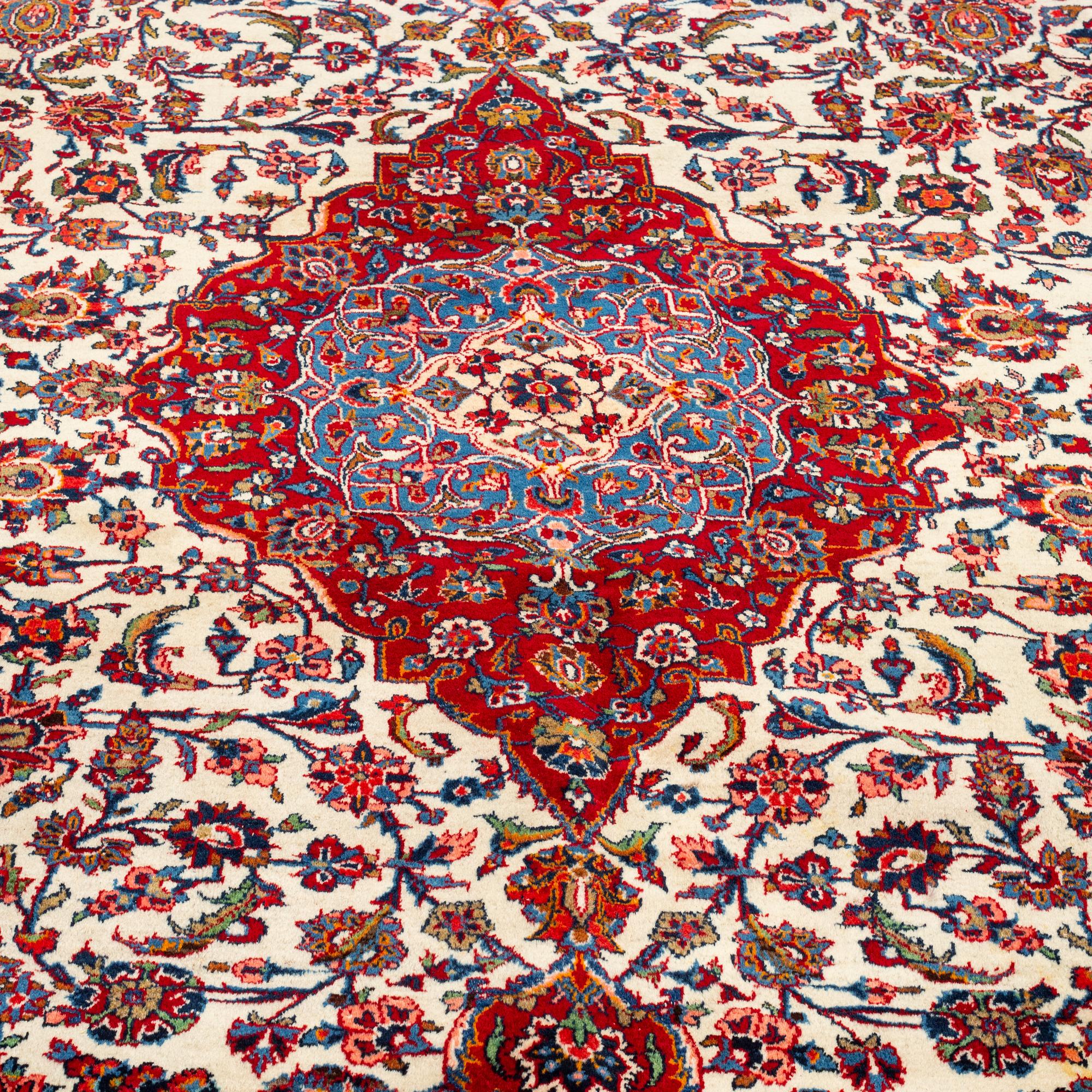 A CARPET, Kashan, ca 374 x 263 cm.