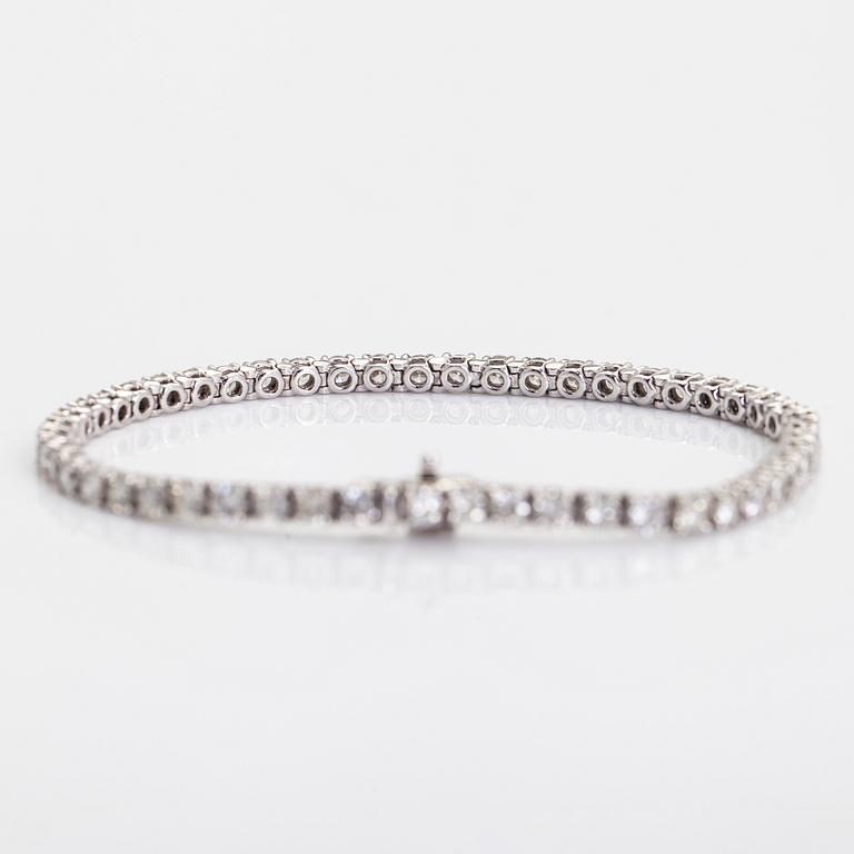 Tennisarmband, 18K vitguld med briljantslipade diamanter totalt ca 5.20 ct.