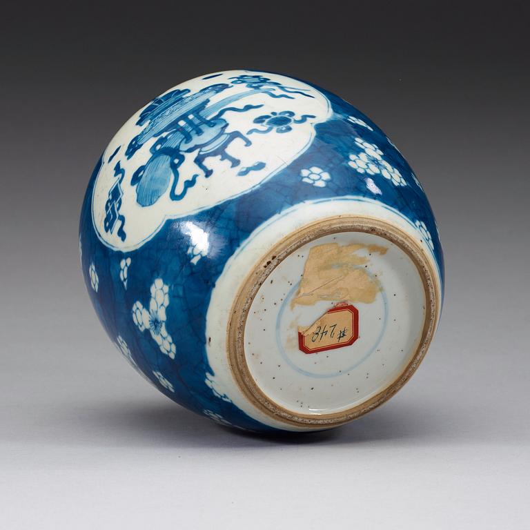 A blue and white jar, Qing dynasty, Kangxi (1662-1722).