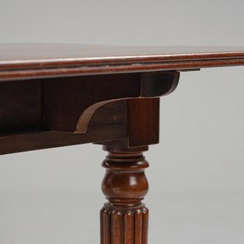 A Regency mahogany dining table, first part 19th century.
