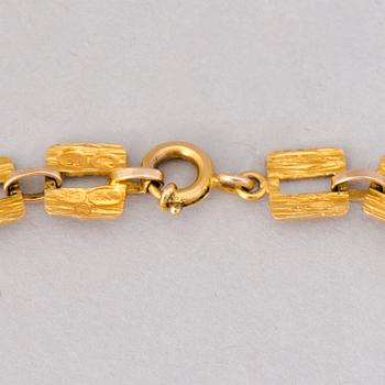A KULTAKESKUS JEWELLERY SET, necklace, bracelet and earrings, 14K gold. Kultakeskus 1969-80.