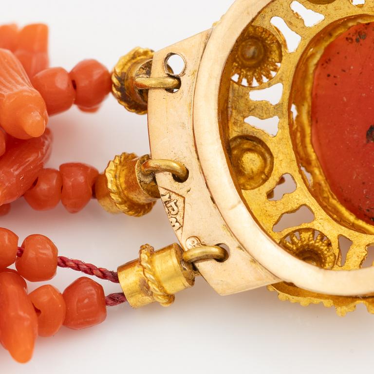 Armband av korall lås 18K guld med korallcamé.