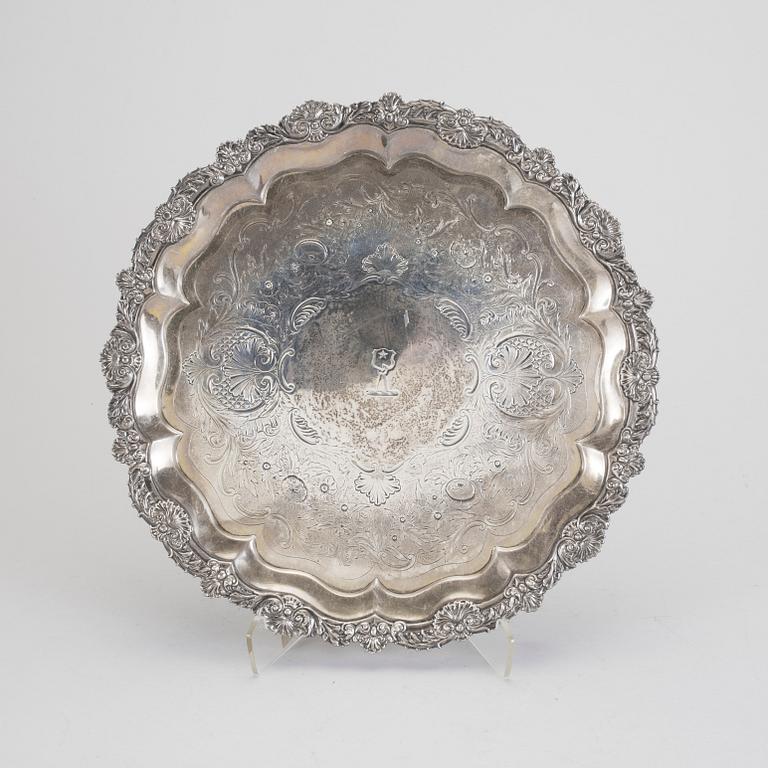 SALVER, silver. Robert Gray & Sons, Glasgow 1823. Vikt ca 1800 g.
