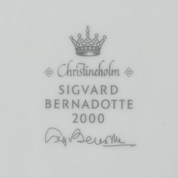 SIGVARD BERNADOTTE, 36 pieces of porcelain tableware, "Marianne Royal Blue/Christineholm", Millenium, 2000.