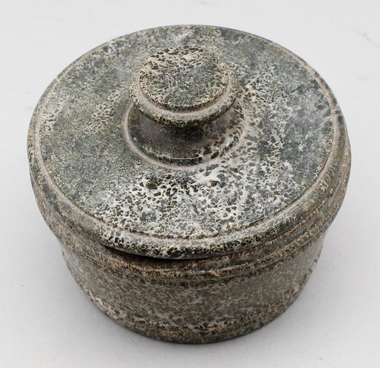 SMÖRASK, kolmårdsmarmor, 1800-talets första hälft.