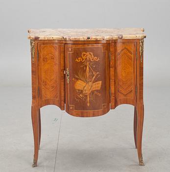 SKÅP med stenskiva, Louis XVI-stil, 1900-talets första hälft.