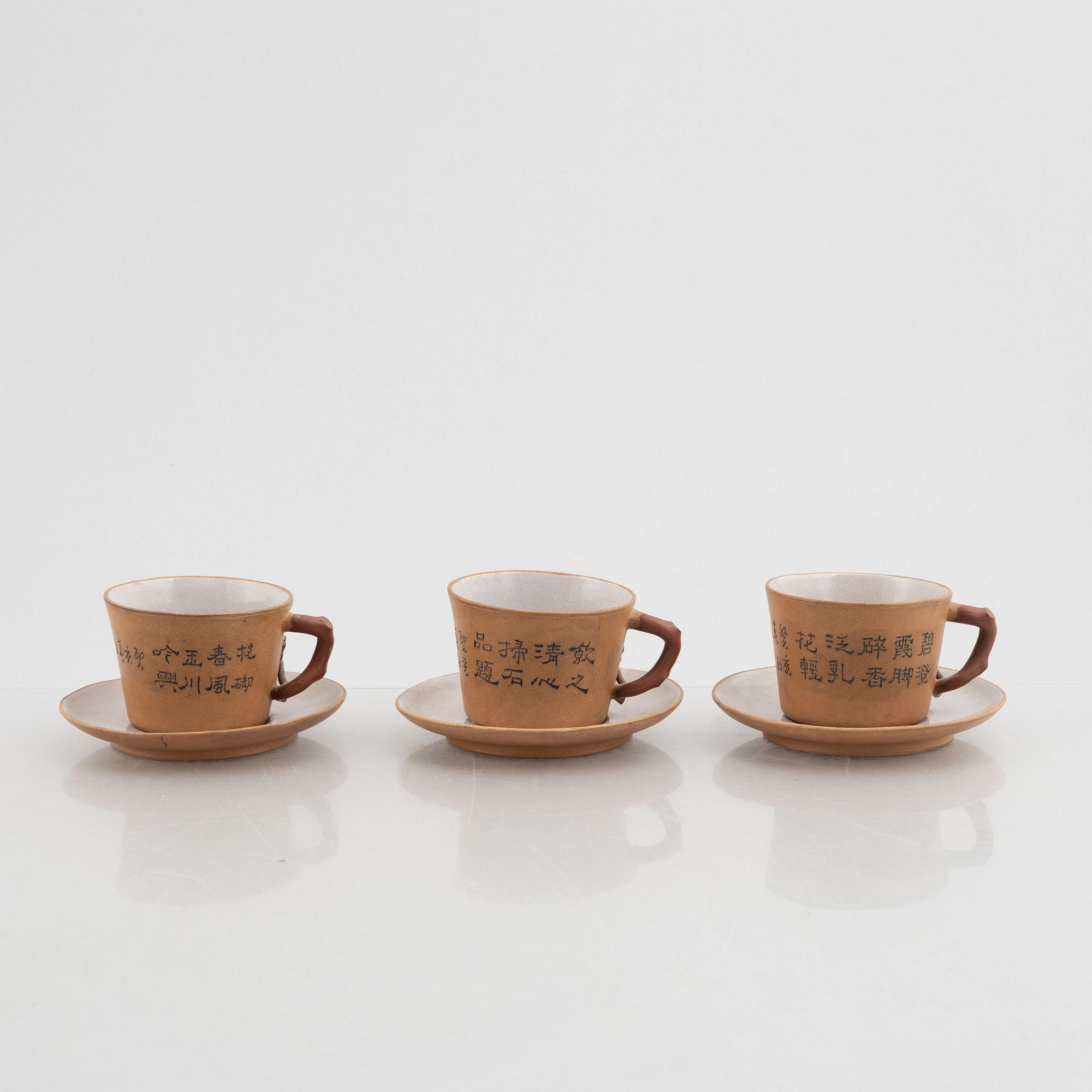 Koppar med fat, tre stycken, samt skål på lotusblommor, Yixinggods, Kina, tidigt 1900-tal.