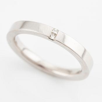 Ring 18K vitguld med prinsesslipade diamanter.