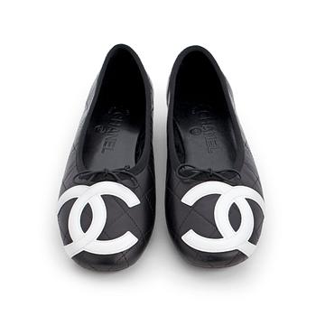 CHANEL, a pair of black leather ballet flats, size 36,5.