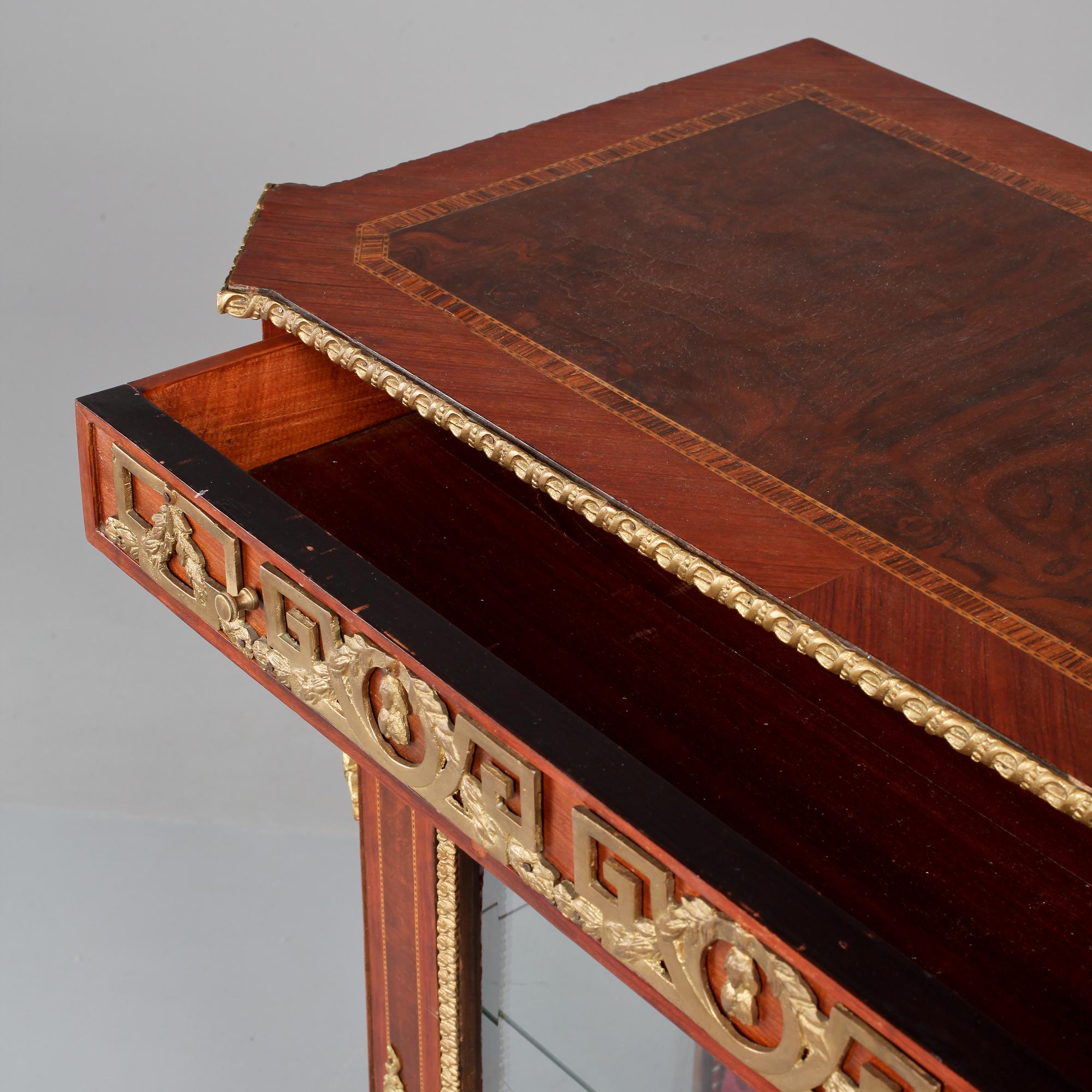 VITRINSKÅP, Louis XVI-stil, 1900-talets första hälft.