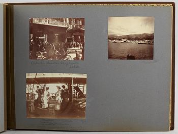 FOTOALBUM,   MEDELHAVSKRYSSNING 1905-06 MED KORVETTEN FREJA.