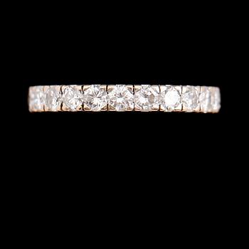 RING, 18 k vitguld, helallians, 23 briljantslipade diamanter tot ca 1.50 ct.