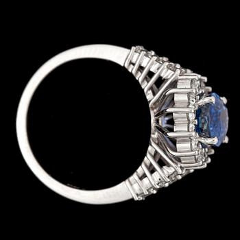 A blue sapphire, 4.50 cts, and brilliant cut diamond ring, tot. app. 1.10 cts.