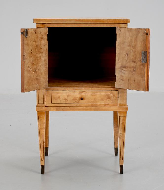 POTTSKÅP, empire, 1800-talets första hälft.