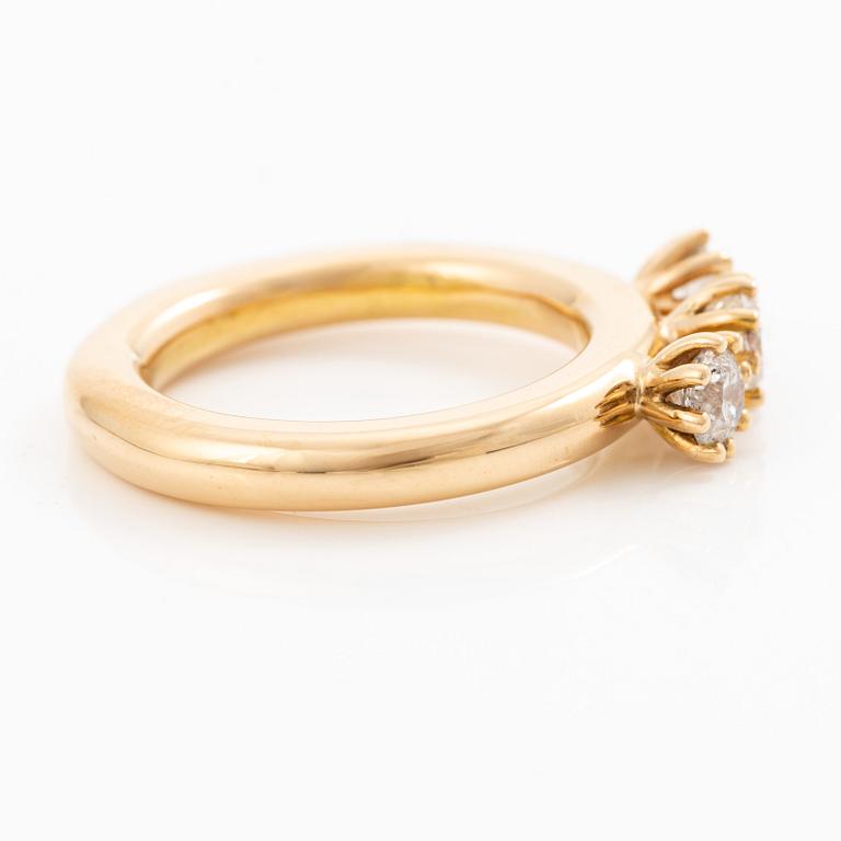 Ring in 18K gold with three diamonds 0.60 ct, 0.41 ct, and 0.40 ct. Accompanied by a report for each diamond.