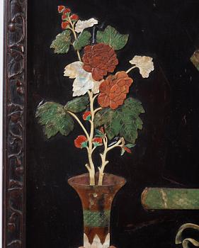 PLAKETT, trä med sten och pärlemorinläggningar, sen Qing (1644-1912).