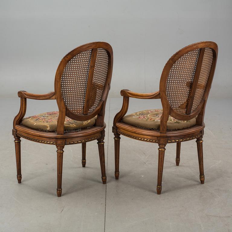 KARMSTOLAR, ett par, Louis XVI-stil.