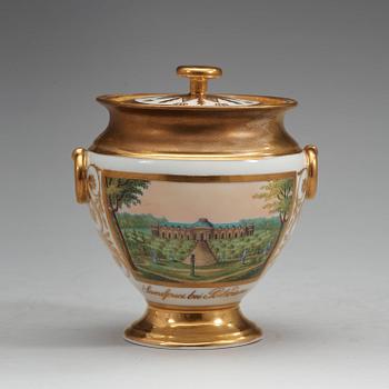 KAFFESERVIS, nio delar, porslin. Berlin, Empire, 1800-talets första hälft.