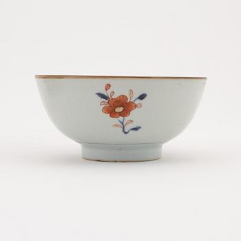 A set with two imari dishes and a bowl, Qing dynasty, early 18th Century.