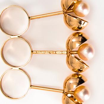 A set of 14K gold pendant and earrings with pearls by Olli Auvinen. Westerback Eino Ky, Helsinki 1967.